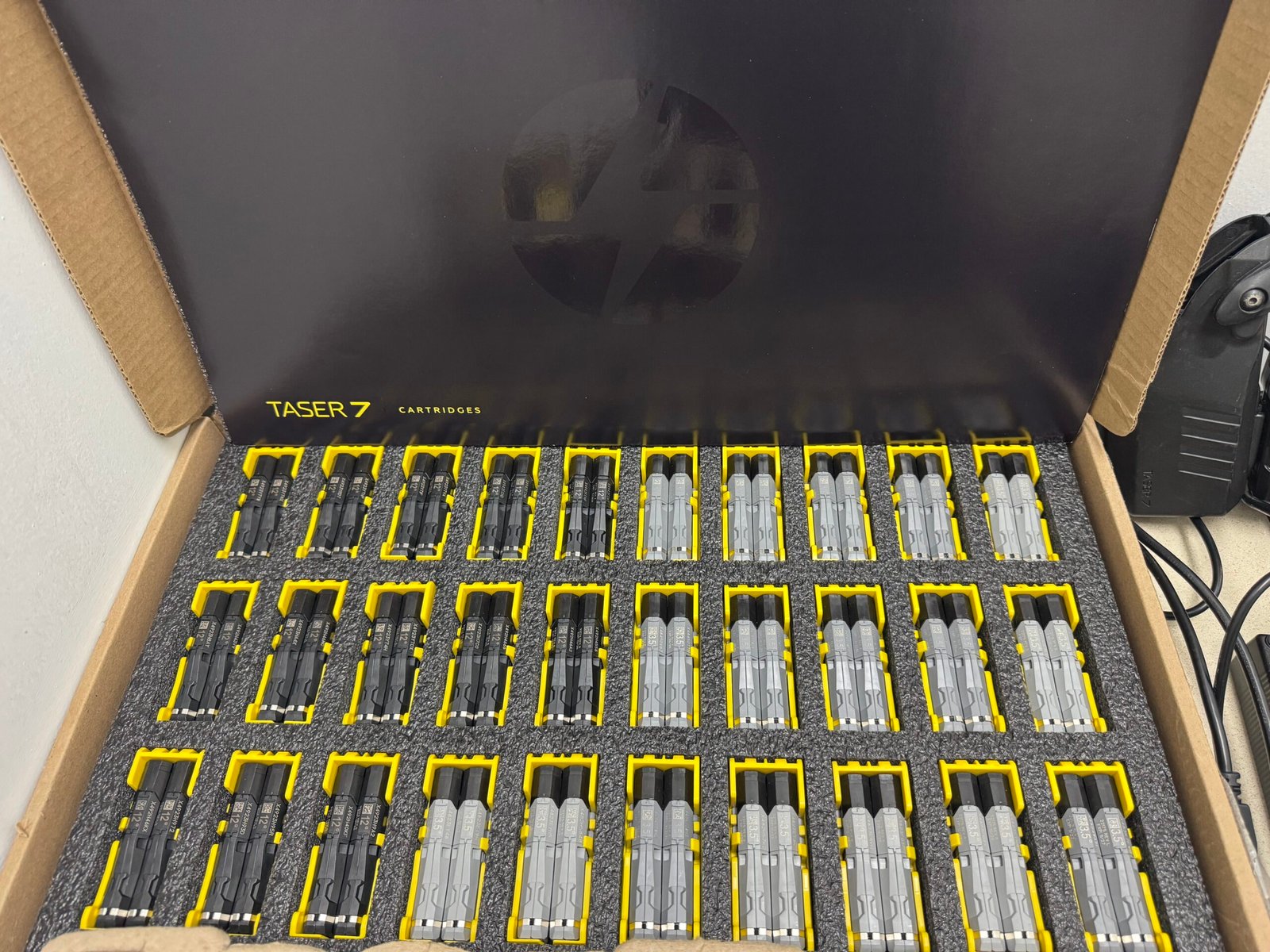 5 pre owned taser 7 with 30 set of carts, 5 holster, 5 rechargeable batteries, and 30 set of mixed carts SO and CQ, with 6 base rechargeable dock with accessories and sync software - Image 7