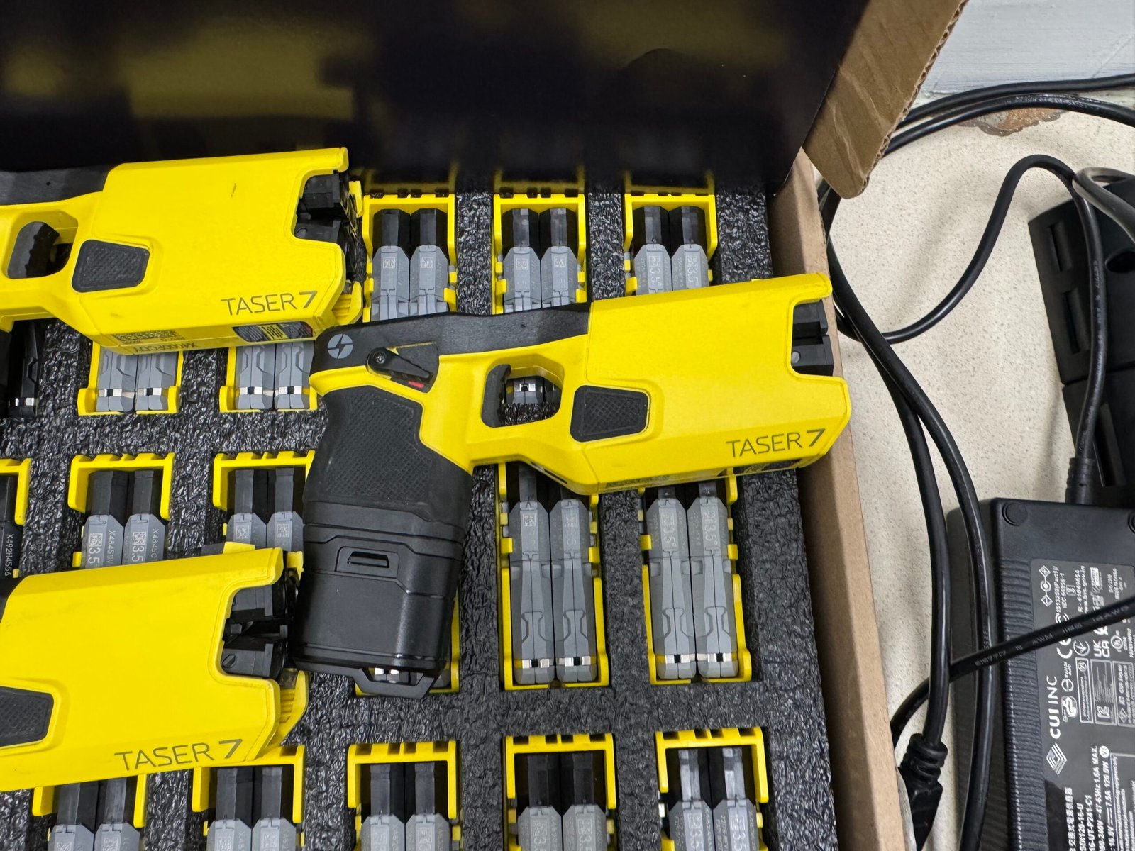 5 pre owned taser 7 with 30 set of carts, 5 holster, 5 rechargeable batteries, and 30 set of mixed carts SO and CQ, with 6 base rechargeable dock with accessories and sync software - Image 10