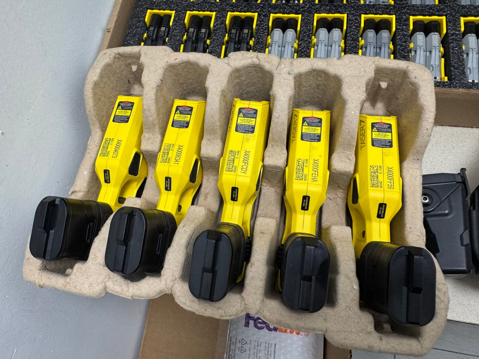5 pre owned taser 7 with 30 set of carts, 5 holster, 5 rechargeable batteries, and 30 set of mixed carts SO and CQ, with 6 base rechargeable dock with accessories and sync software - Image 4