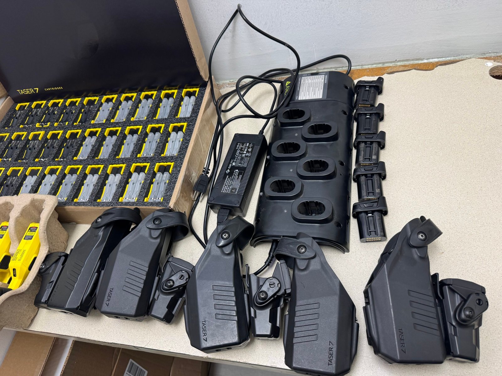5 pre owned taser 7 with 30 set of carts, 5 holster, 5 rechargeable batteries, and 30 set of mixed carts SO and CQ, with 6 base rechargeable dock with accessories and sync software - Image 3