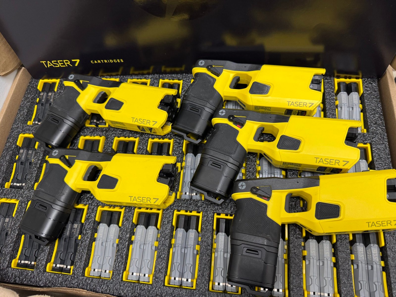 5 pre owned taser 7 with 30 set of carts, 5 holster, 5 rechargeable batteries, and 30 set of mixed carts SO and CQ, with 6 base rechargeable dock with accessories and sync software - Image 2