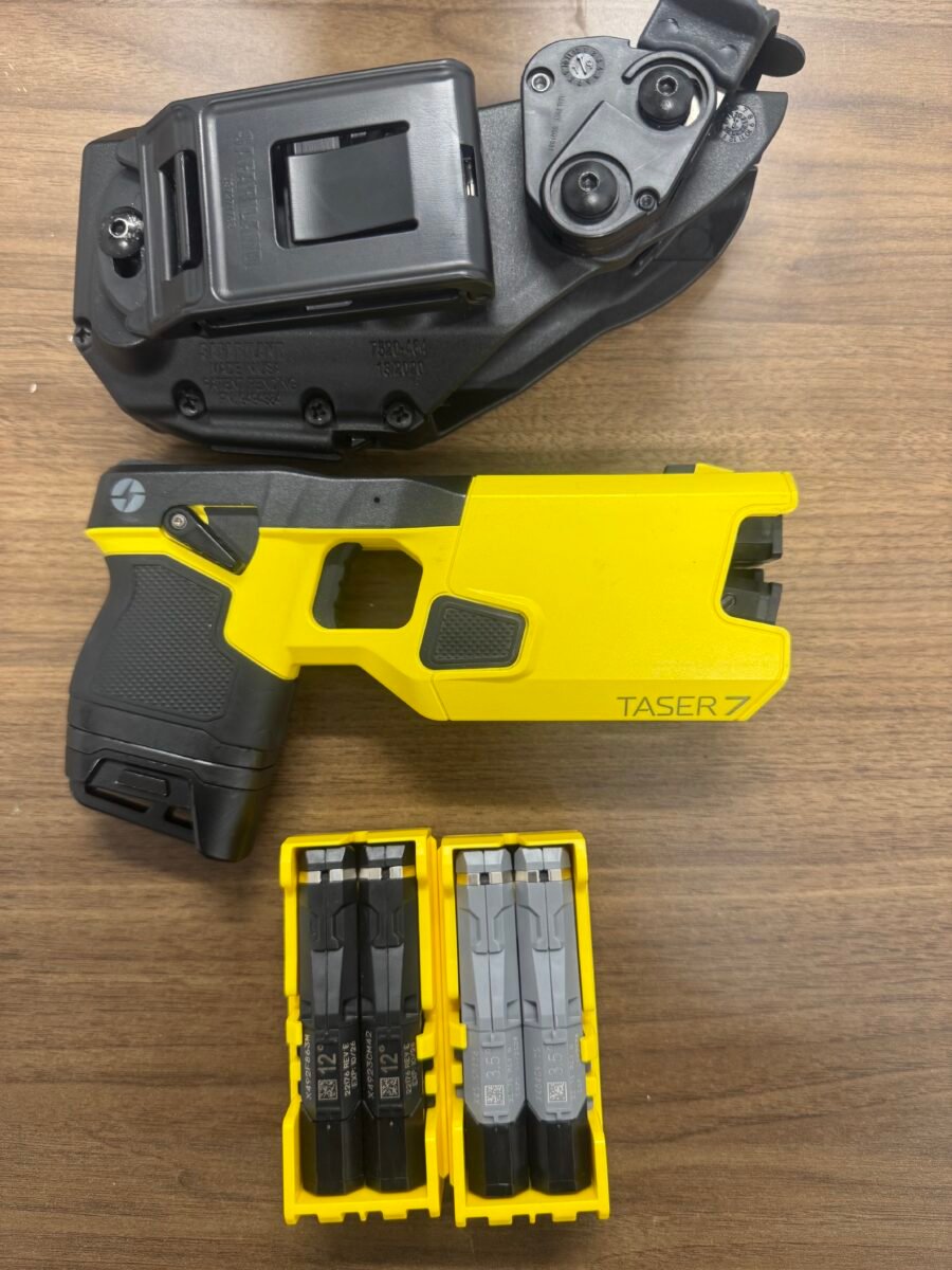 Pre owned TASER® 7 LE edition comes with 3 set of carts, holster, rechargeable battery