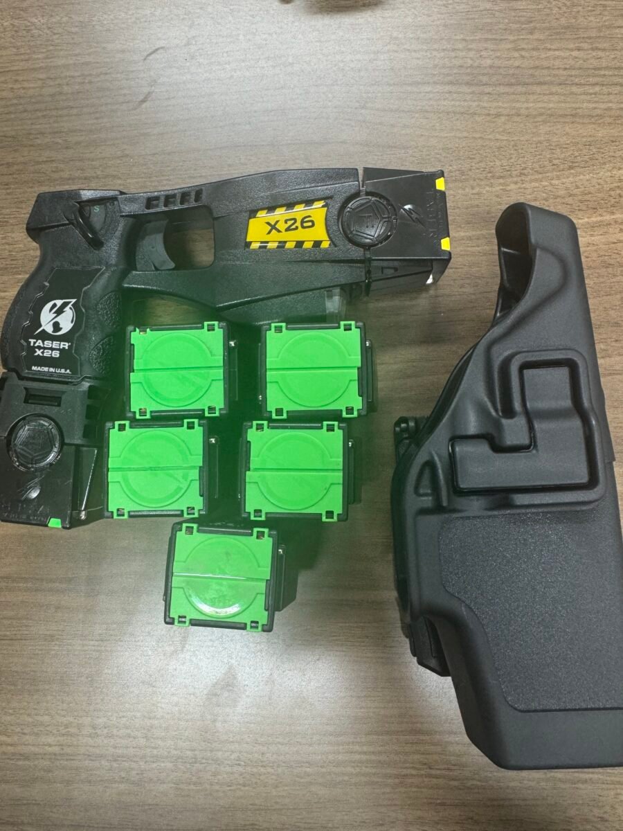 Taser X26 with extended battery sleeve, holster, 7 cartridges - Image 2