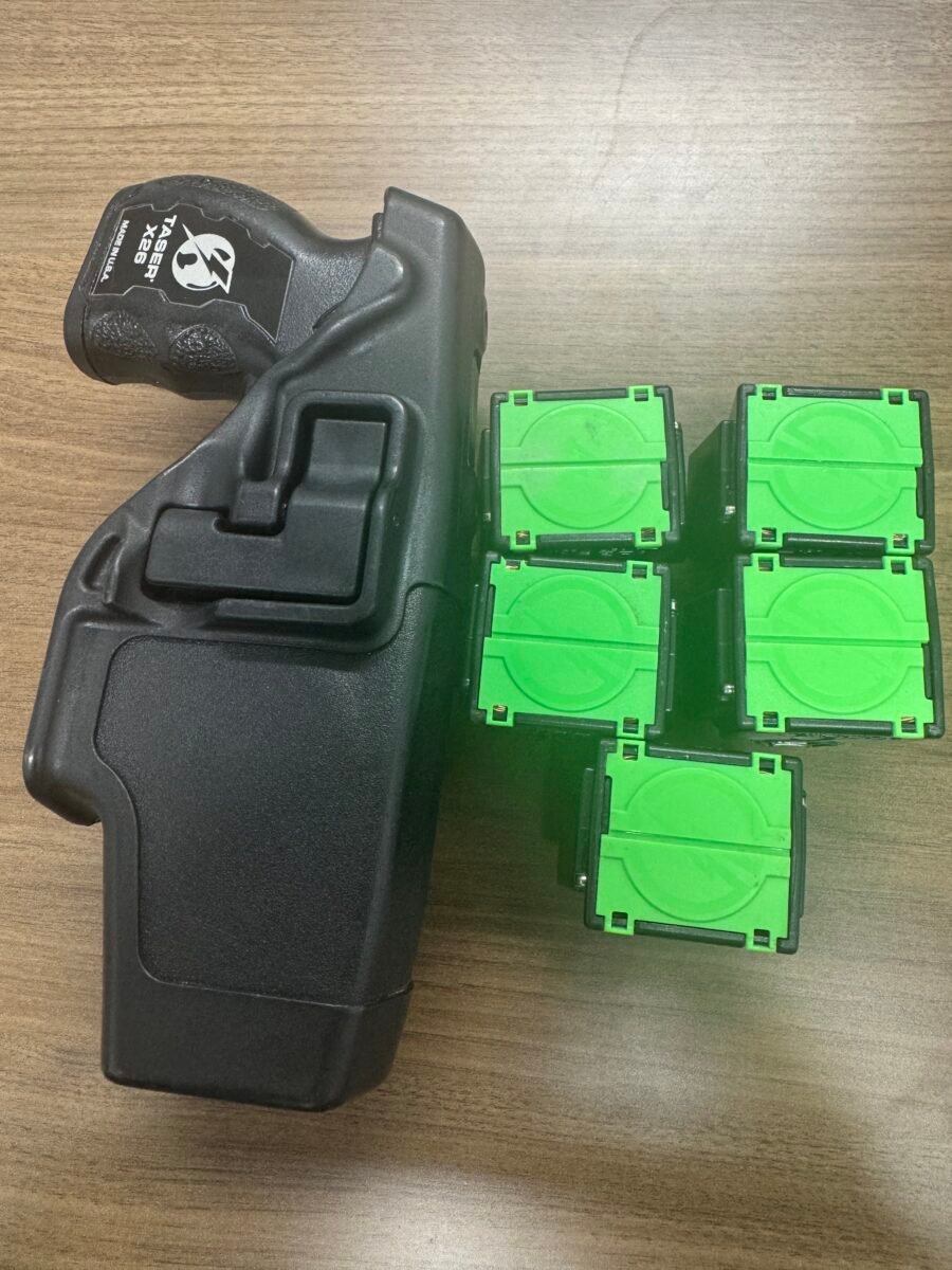 Taser X26 with battery, holster and 6 cartridges - Image 2